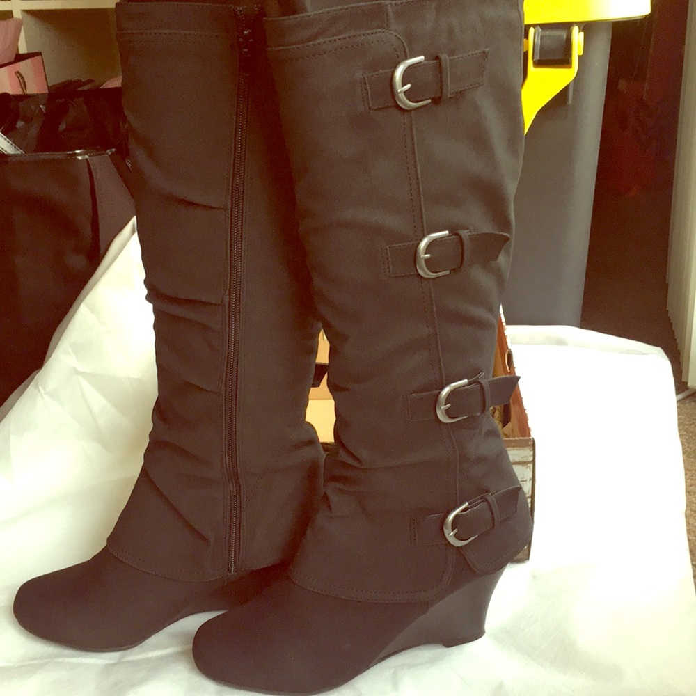 Adorable knee high wedge boot Size 9
